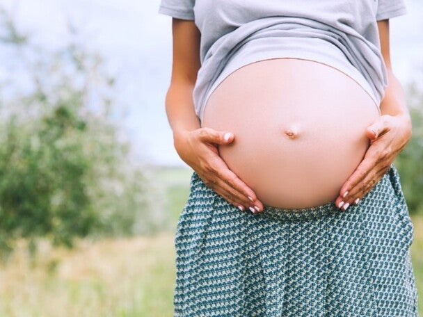 Mujer en embarazo, mostrando su vientre Mujer embarazada, mostrando su vientre