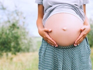 Mujer en embarazo, mostrando su vientre Mujer embarazada, mostrando su vientre