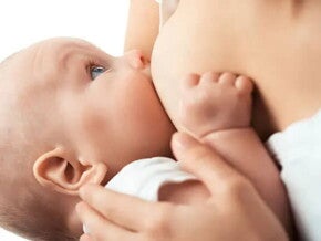 Conoce cuáles son los alimentos prohibidos en la lactancia. Bebé tomando leche materna.