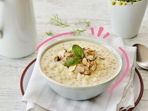 Un bowl que contiene budin de chocolate con decoración de almendras