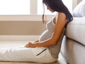 mujer experimentando cambios en los senos por el embarazo