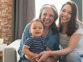 Conoce el desarrollo de tu bebé de 11 meses. Bebé de 11 meses con su abuela y su mamá