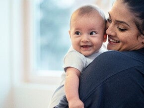 Conoce sobre el desarrollo de un bebé de 6 meses Mamá con su bebé de 6 meses en brazos