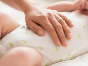 Conoce el desarrollo de un bebé de cinco meses. Mamá consintiendo a su bebé de cinco meses.