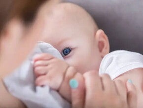 Conoce el desarrollo de un bebé de cuatro meses. Bebé de cuatro meses: reacciona a tus emociones