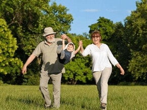 Conexión entre abuelos y nietos niño divirtiéndose con sus abuelos