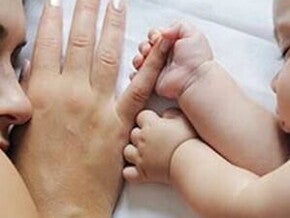 Bebe acostado luego de alimentarse