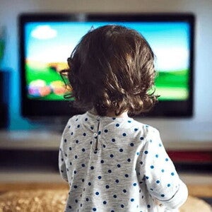 Efectos de las pantallas en bebés niño viendo dibujos animados en la tv