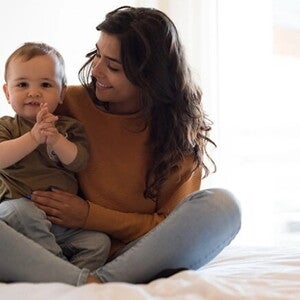Madre e hijo sentados Madre e hijo sentados