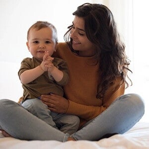 Actividades para niños Madre jugando con su bebé