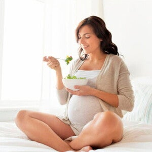 Una alimentación balanceada es esencial en las mujeres embarazadas Las mujeres embarazadas deben llevar una alimentación balanceada