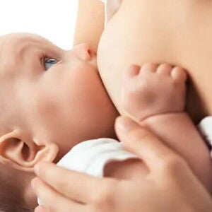 Conoce cuáles son los alimentos prohibidos en la lactancia. Bebé tomando leche materna.