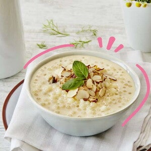 Budín de Tapioca con Almendras Un bowl que contiene budin de chocolate con decoración de almendras