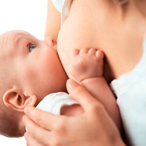 Bebé en el proceso de lactancia de calostro.