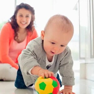 Conoce el desarrollo de tu bebé de 12 meses. Bebé de 12 meses gateando con su juguete