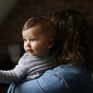 El entorno es fundamental para tu bebé de 8 meses Bebé de 8 meses cargado por su mamá
