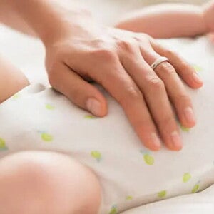 Conoce el desarrollo de un bebé de cinco meses. Mamá consintiendo a su bebé de cinco meses.