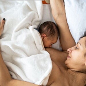 Madre lactando a su bebé Madre lactando a su bebé