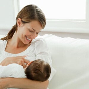 Mamá amamantando a su bebé Mamá amamantando a su bebé