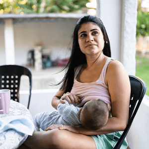 Madre sentada amamantando a un bebé