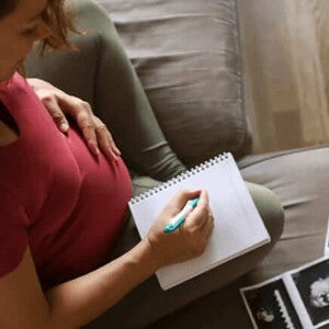 Mamá eligiendo el nombre del bebé Mamá eligiendo el nombre del bebé