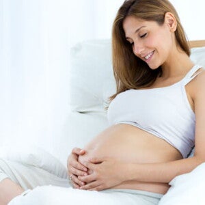 La nutrición balanceada es una forma de llevar a buen desarrollo el embarazo Mujer embarazada tocándose la panza