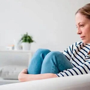 Imagen de una madre con mirada triste y gesto abatido, reflejando la decepción por un resultado negativo en la prueba de embarazo Imagen de una madre con mirada triste y gesto abatido, reflejando la decepción por un resultado negativo en la prueba de embarazo