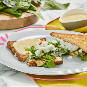 Sándwich de vegetales verdes con dip de Garbanzo