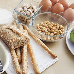 Alimentos alergénicos para bebés como huevo, gluten, kiwi, pescado y nueces