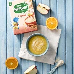 Papilla de manzana y naranja con NESTUM® 5 cereales Papilla de manzana y naranja con NESTUM® 5 cereales