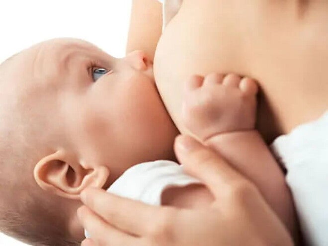 Conoce cuáles son los alimentos prohibidos en la lactancia. Bebé tomando leche materna.