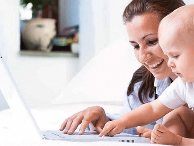 Equilibrio maternidad y trabajo madre trabajando con su hijo en brazos