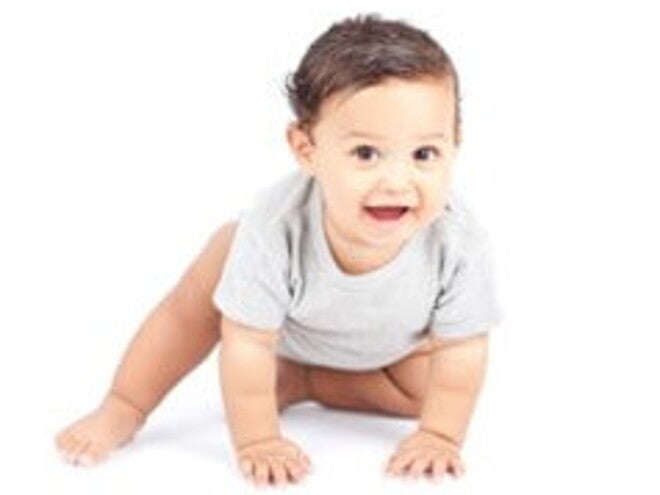 El gateo le da más independencia a tu bebé de 7 meses Bebé de 7 meses gateando y sonriendo
