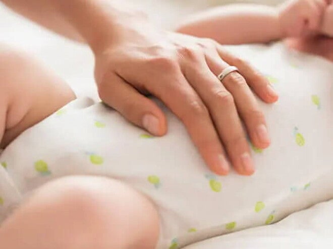 Conoce el desarrollo de un bebé de cinco meses. Mamá consintiendo a su bebé de cinco meses.
