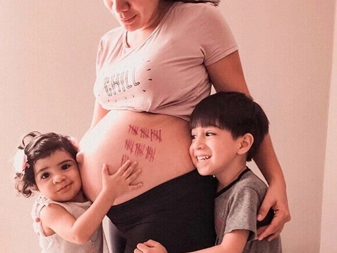 Niños abrazando a su madre Niños abrazando a su madre