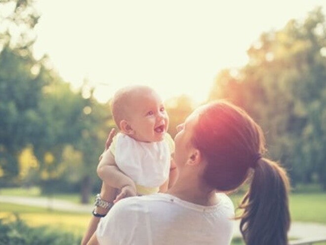 Conoce qué son los baños de sol y su importancia Mamá y bebé tomando un baño de sol