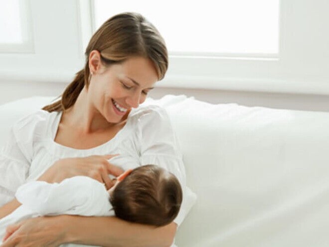 Mamá amamantando a su bebé Mamá amamantando a su bebé