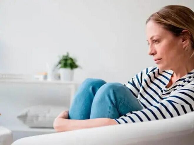 Imagen de una madre con mirada triste y gesto abatido, reflejando la decepción por un resultado negativo en la prueba de embarazo Imagen de una madre con mirada triste y gesto abatido, reflejando la decepción por un resultado negativo en la prueba de embarazo