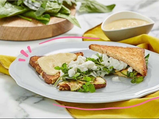Sándwich de vegetales verdes con dip de Garbanzo