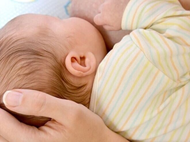 Bebe acostado luego de alimentarse Bebe acostado luego de alimentarse