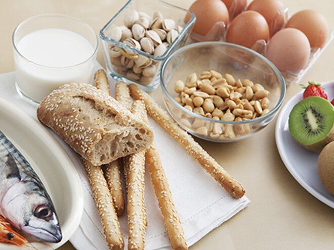 Alimentos alergénicos para bebés como huevo, gluten, kiwi, pescado y nueces