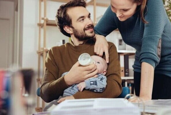 padre alimentando a su bebé