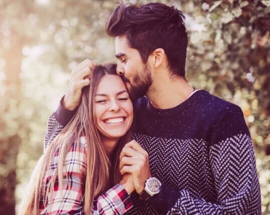 Pareja junta de la mano Pareja junta de la mano