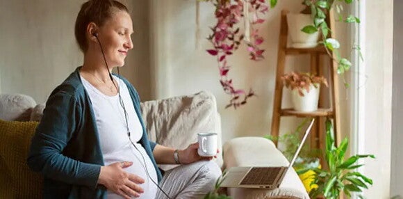 Escucha música o mira una película para facilitar la dilatación. Mamá escuchando música para acelerar la dilatación.