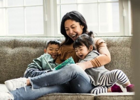 Consejos para los padres en las estrategias de aprendizaje. Niños leyendo cuentos con su mamá como estrategia de aprendizaje.