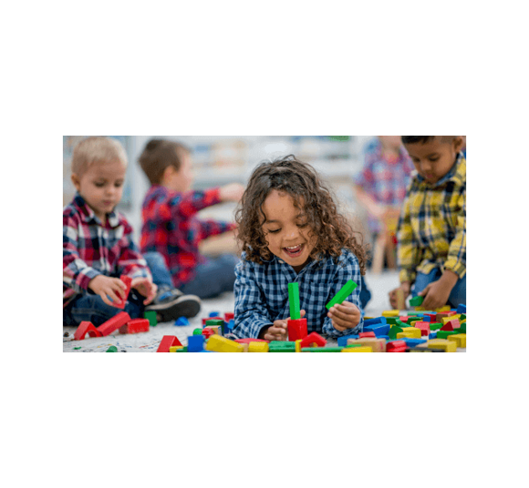 Niños jugando con juguetes Niños jugando con juguetes