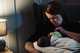 Consulta al médico si el hipo en los recién nacidos viene con otra afección Mamá mimando y durmiendo a su bebé recién nacido