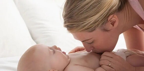 El desarrollo visual y auditivo son lo más importantes enun bebé de dos meses. Mamá jugando con su bebé de dos meses.