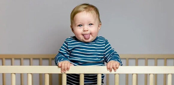 Tu bebé de 11 meses puede ponerse de pie con ayuda. Bebé de 11 meses de pie en su cuna