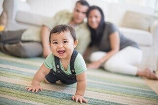 El gateo hace parte del desarrollo físico de tu bebé de 7 meses Bebé de 7 meses gateando en compañía de sus padres